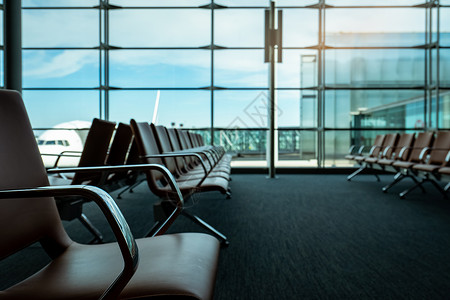 机场贵宾休息室机场候机楼起程休息室的乘客座位玻璃贵宾飞机场椅子房间航班商业航空公司旅游大堂背景