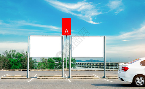 代客泊车海报汽车泊车空间和海上附近的空广告板 穆恩背景