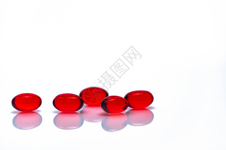 红色软凝胶胶胶片药丸 在白色背景上被孤立胶原药片椭圆形失眠睡眠女士抗衰老药剂学药物制药背景图片