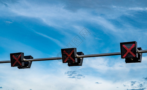 铁路信号灯信号与交叉标志红色的交通信号灯在蓝天a安全隧道街道控制铁路建造城市天空车站指导背景