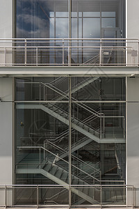 金属梯由金属制成的紧急疏散梯白色脚步房子城市楼梯黑色插图办公室窗户建筑背景