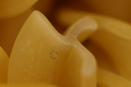 螺旋粘贴面食物营养黄色背景图片