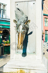 在布鲁日历史中心为马饮酒喷泉背景图片