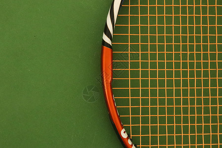 在绿色操场法院的网球拍 运动背景球拍场地蓝色训练地面竞赛法庭背景图片