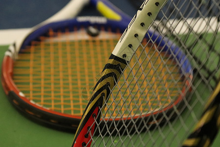 操场上的两个网球拍 运动背景训练蓝色法庭场地球拍竞赛绿色地面背景图片