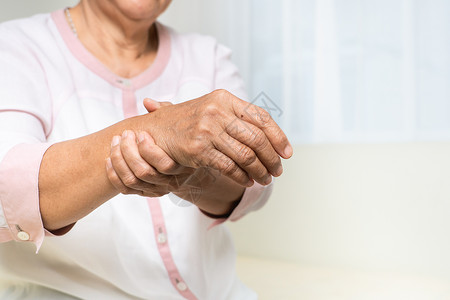 老年妇女的手腕疼痛 老年病的保健问题女性伤害风湿症状痛苦祖母扭伤医生病痛皱纹背景图片