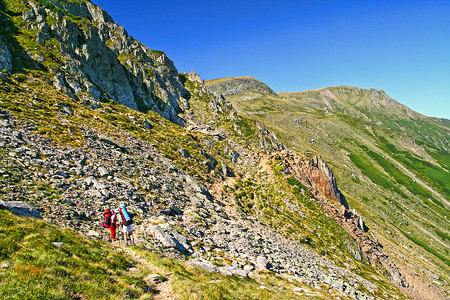 夏季山景 徒步旅游者在路上游客高清图片素材