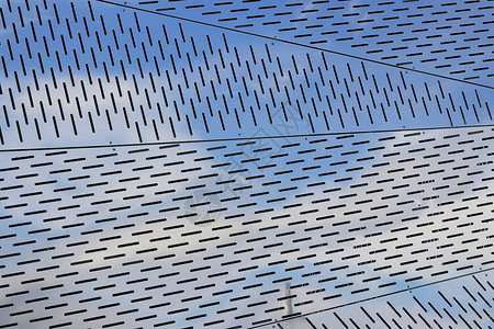 具有线条槽口纹理的金属形状与蓝天反射 钢三角背景背景图片