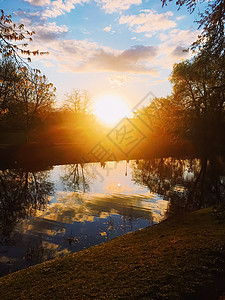 春天日落在河上环境季节树木公园反射蓝色池塘天空森林蓝色的高清图片素材