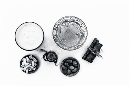美宜佳特写普遍的印地安人amp白色隔离的亚洲冬季饮料 即透明玻璃杯中的蜂蜜牛奶或 其全部成分是牛奶 蜂蜜和干果养分营养液体奶制品盘子美背景