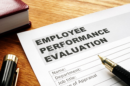 员工绩效评估申诉表办公桌上的员工绩效评估表背景