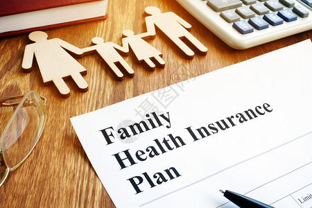 家庭健康保险计划设在一个办公室背景图片