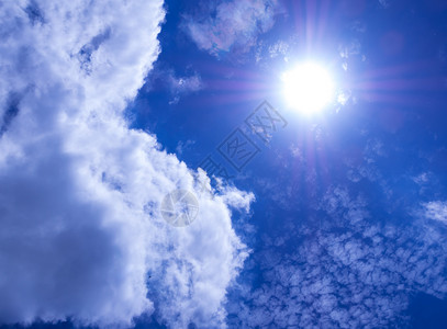 白毛云在明蓝的天空中闪耀着来自S的光芒天气阳光自由假期强光蓝色旅行环境白色空气背景图片