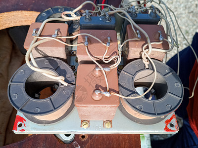 震荡声波声波过滤器交叉 安菲顿 35AC018老式音响系统 电路板上的电容器和圈子动物声学玩家电子产品卷轴电线扬声器金属频率木头背景