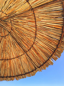 草滩雨伞底部的景色 清晰蓝天背景 假期 休息和放松的标志 土耳其凯默海滩旅游旅行蓝色稻草天空晴天背景图片