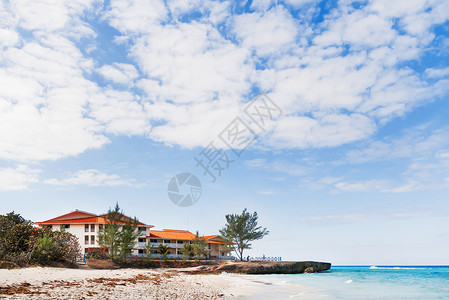 惹巴拉游客在古巴的瓦拉德罗沙滩上放松旅游海浪建筑海洋休息别墅旅行蓝色房子天空背景