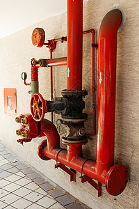 墙上的红管子 喷雾器警报器 户外工业设备 马来西亚吉隆坡背景图片
