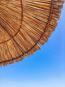 草滩雨伞底部的景色 清晰蓝天背景 假期 休息和放松的标志 土耳其凯默旅行蓝色旅游海滩晴天天空稻草背景图片