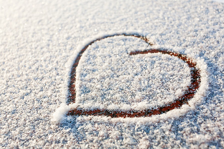 被雪所吸引的心 爱的象征背景图片