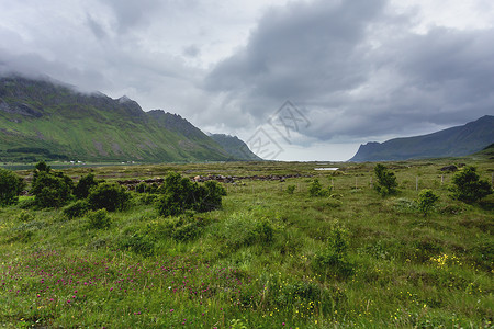 有着草原 山地和石土的美丽的扫描性风景景观高清图片