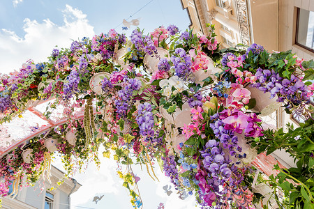 莫斯科市历史中心的街头节日莫斯科之春 花朵装饰了多彩的东方博览会民众晴天首都建筑季节植物路面城市街道背景图片