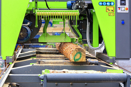 木材切割木工 一个现代锯木厂的大原木树干松树木头刀刃生产锯末日志环境技术商业背景
