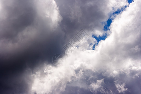 美丽的夏日蓝色天空上浓密而巨大的白云气氛场景风暴气候空气阳光晴天气象天气天堂背景图片