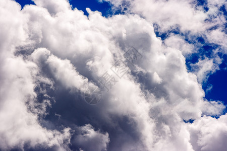 美丽的夏日蓝色天空上浓密而巨大的白云阳光空气场景天堂风暴气氛气象天气气候环境背景图片