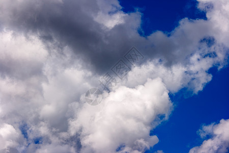 美丽的夏日蓝色天空上浓密而巨大的白云天气气氛气象晴天环境空气气候风暴阳光场景背景图片