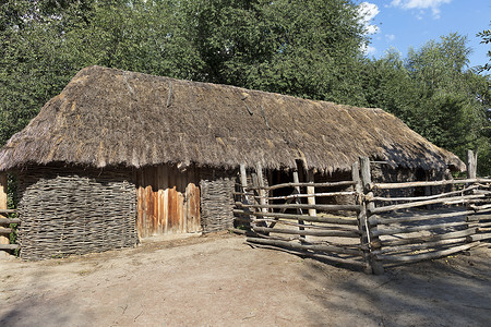 古老的传统编织的乌克兰农村谷仓 顶着一块被割破的屋顶舱高清图片素材