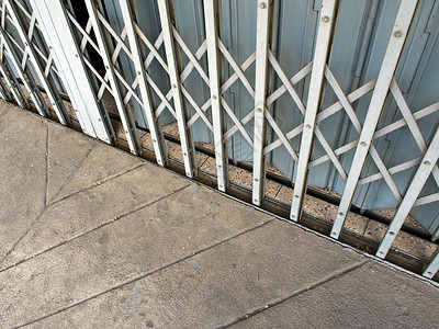 钢门伸展灰色白色金属建造商业框架材料入口地面安全背景图片