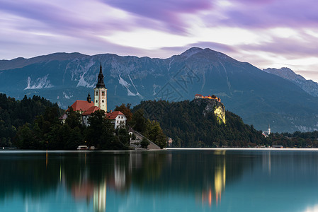 在斯洛文尼亚 著名的湖泊与岛屿上的教堂一起布莱德 长期的博览会爬坡季节旅行反射地标城堡旅游高山风景天空浪漫的高清图片素材