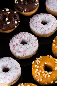 装饰甜甜甜甜圈或花栗子粉色食物糕点庆典蛋糕甜点小雨釉面背景图片