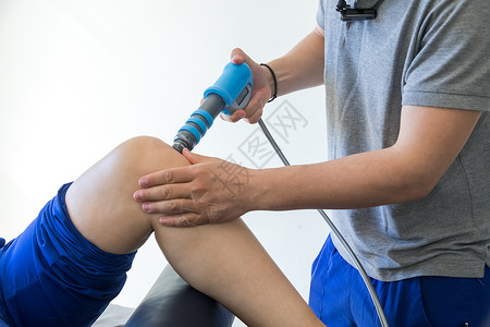 膝膝和脚的物理治疗 休克波皮肤身体治愈肌肉整脊刺激生理学医生膝盖医院背景图片