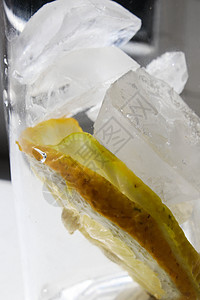 热狗透明素材玻璃杯加冰和柠檬 在窗口背景上贴近背景