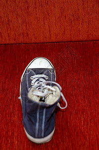 旧蓝色时尚鞋 时尚蓝色时尚鞋橡皮鞋类蕾丝男人皮革织物衣服活动运动鞋带背景图片