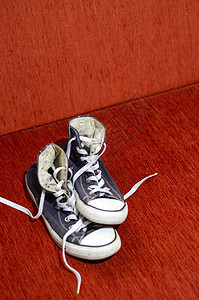 旧蓝色时尚鞋 时尚蓝色时尚鞋蕾丝衣服皮革靴子鞋带活动运动运动鞋男人织物背景图片