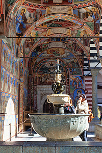 保加利亚里拉修道院 带壁纸的外走廊宗教壁画建筑旅行历史喷泉图像学洗礼文化建筑学背景图片