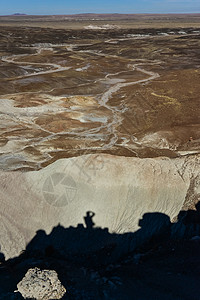 阳光明媚的沙漠 各种沉积岩层峡谷砂岩编队古生代荒地森林公园图层岩石悬崖背景图片