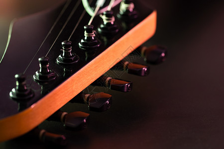 黑电吉他头顶上的闭合调密钥带子脖子硬件身体金属歌曲乐器细绳娱乐体积背景图片