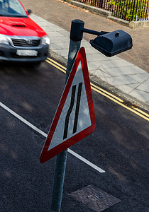 不走寻常路对道路狭窄路面的不寻常观示标志信号警告速度危险三角形运输路标安全白色街道背景