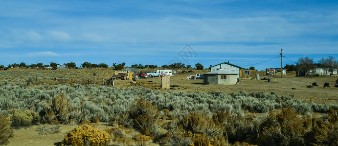 美国新墨西哥州美国土著保留地的典型土著人家庭部落农庄传统村庄旅行文化沉降天空农村沙漠背景图片