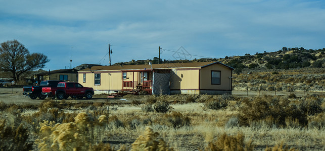 美国新墨西哥州美国土著保留地的典型土著人家庭原住民沉降传统旅游旅行村庄首席部落沙漠天空背景图片