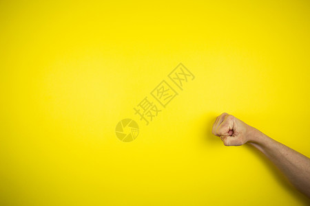 拳击 在黄色背景上敲打手势背景图片