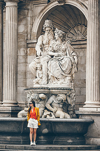 在城市中行走的女子 在意大利城 年轻有吸引力的旅游者户外活动旅游享受正方形电话冒充喷泉广场微笑马尾草假期背景图片