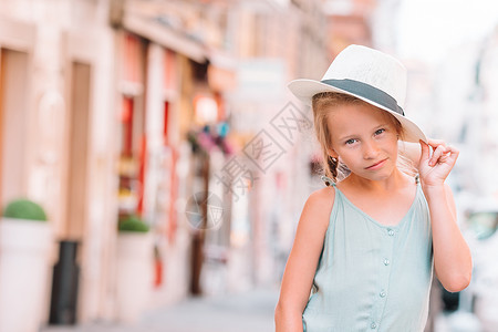 欧洲城市罗马户外可爱的时尚小女孩闲暇幸福石头孩子姐姐婴儿历史性咖啡店季节旅游意大利高清图片素材