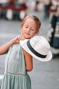欧洲城市罗马户外可爱的时尚小女孩旅游街道咖啡店婴儿历史性微笑姐姐女性石头童年意大利语高清图片素材