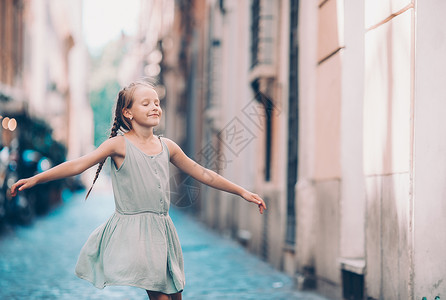 欧洲城市罗马户外可爱的时尚小女孩婴儿石头历史性街道旅游童年微笑咖啡店女性姐姐空的高清图片素材