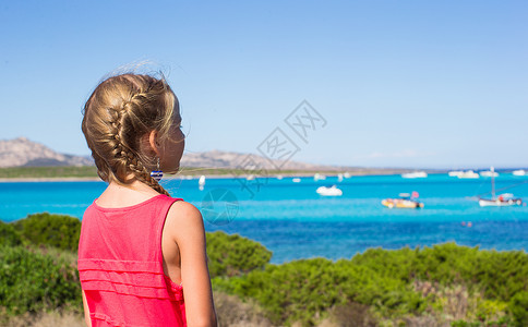 可爱的小可爱女孩 享受着美丽的景色 在撒丁岛的绿绿海假期喜悦孩子游客热带家庭海岸异国海岸线女儿快乐的高清图片素材