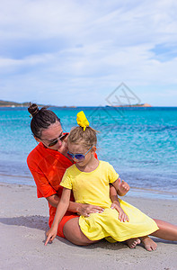 热带沙滩度假期间的小女孩和快乐妈妈女士海岸线异国孩子成人家庭幸福乐趣女性享受婴儿高清图片素材